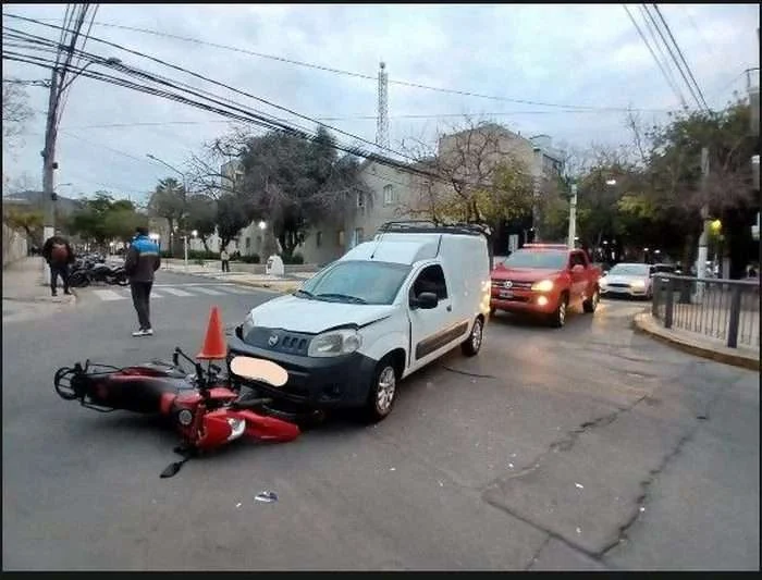 MOTOCICLISTA HERIDA TRAS CHOQUE CON CAMIONETA EN EL CENTRO